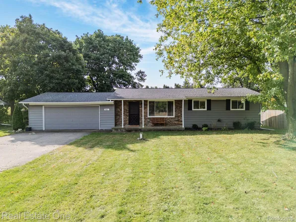 861 Seymour Lake Rd, Oxford, MI 48371