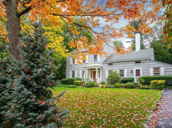 159 W Rogues Path, Huntington, NY 11743