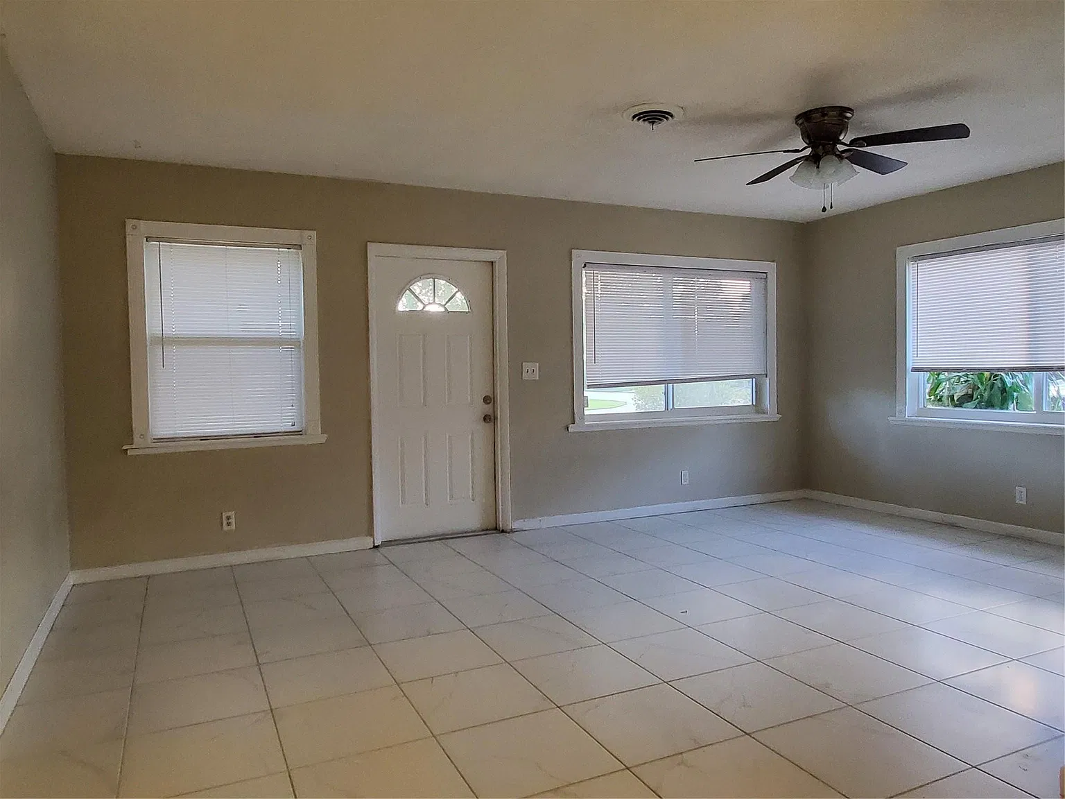 3 bed, 2.0 bath, 6150 sqft, $3,100 — Photo 3