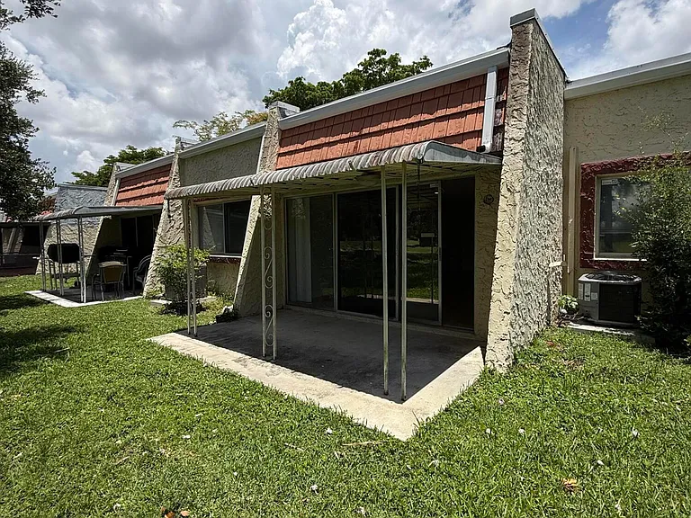 9640 NW 65th St #D10 — Photo 31