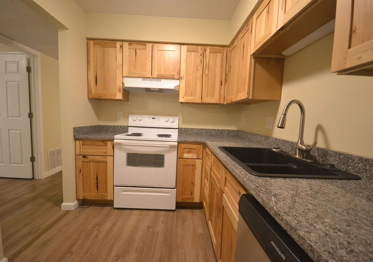 Branson Apartments — Photo 1