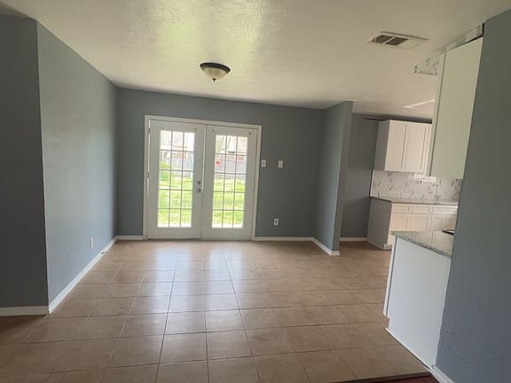 3rd image of 760 W Grubb Dr