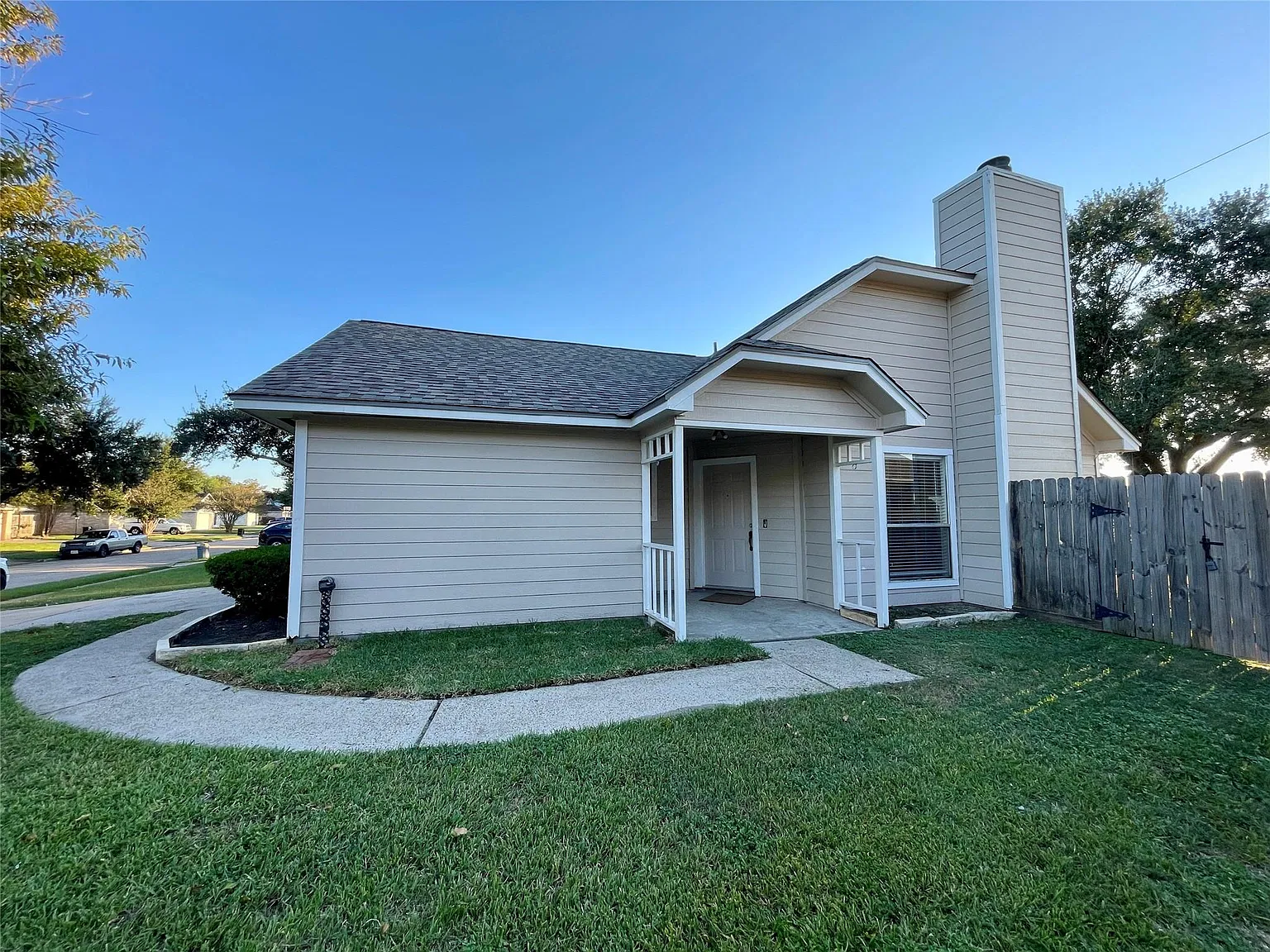 3 bed, 2.0 bath, 1316 sqft, $1,800 — Photo 3