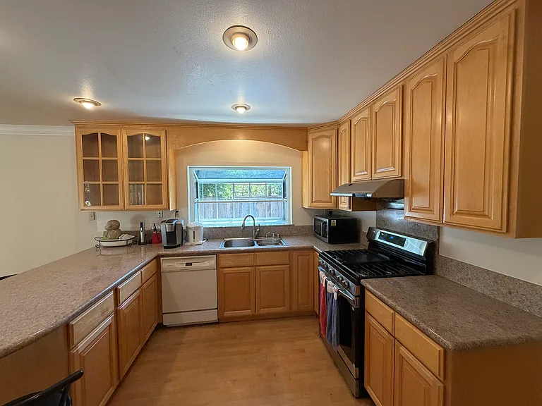 1186 Stafford Dr — Photo 6