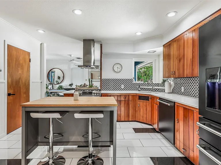 1618 Waterston Ave — Photo 14
