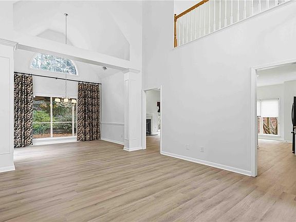 5th image of 5425 Brooke Ridge Cir