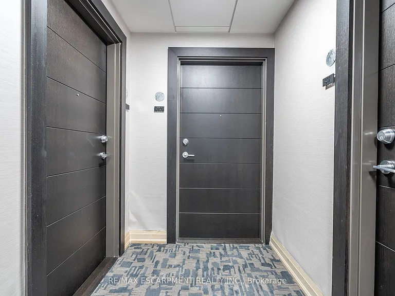 212 King William St #816 — Photo 5