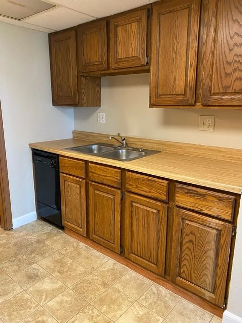 One Bedroom Condo with Fireplace and Stackable Washer/Dryer in Unit! — Photo 2