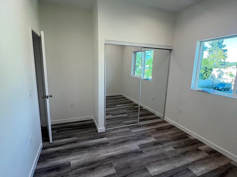 11616 Hamlin St — Photo 36