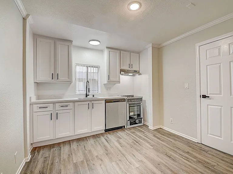 14900 Moorpark Street — Photo 11