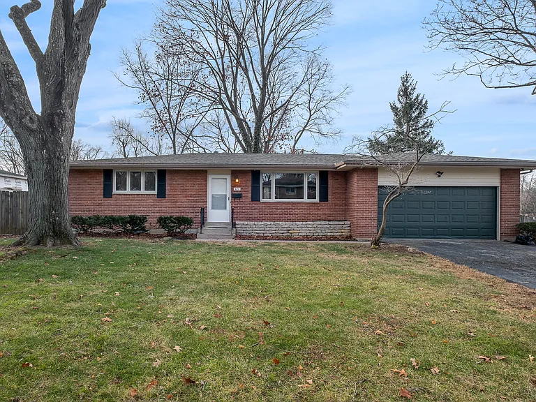 420 Stoneybrook Dr — Photo 1