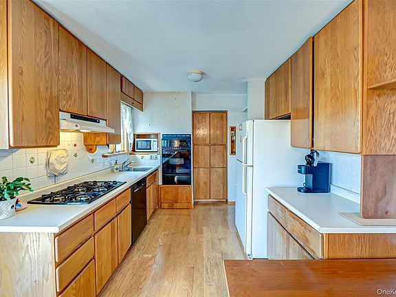 5th image of 305 West 20th Street