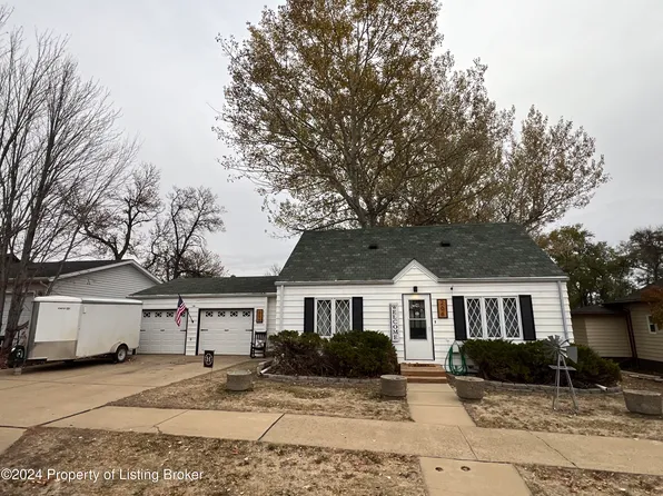 206 3rd St NE, Belfield, ND 58622