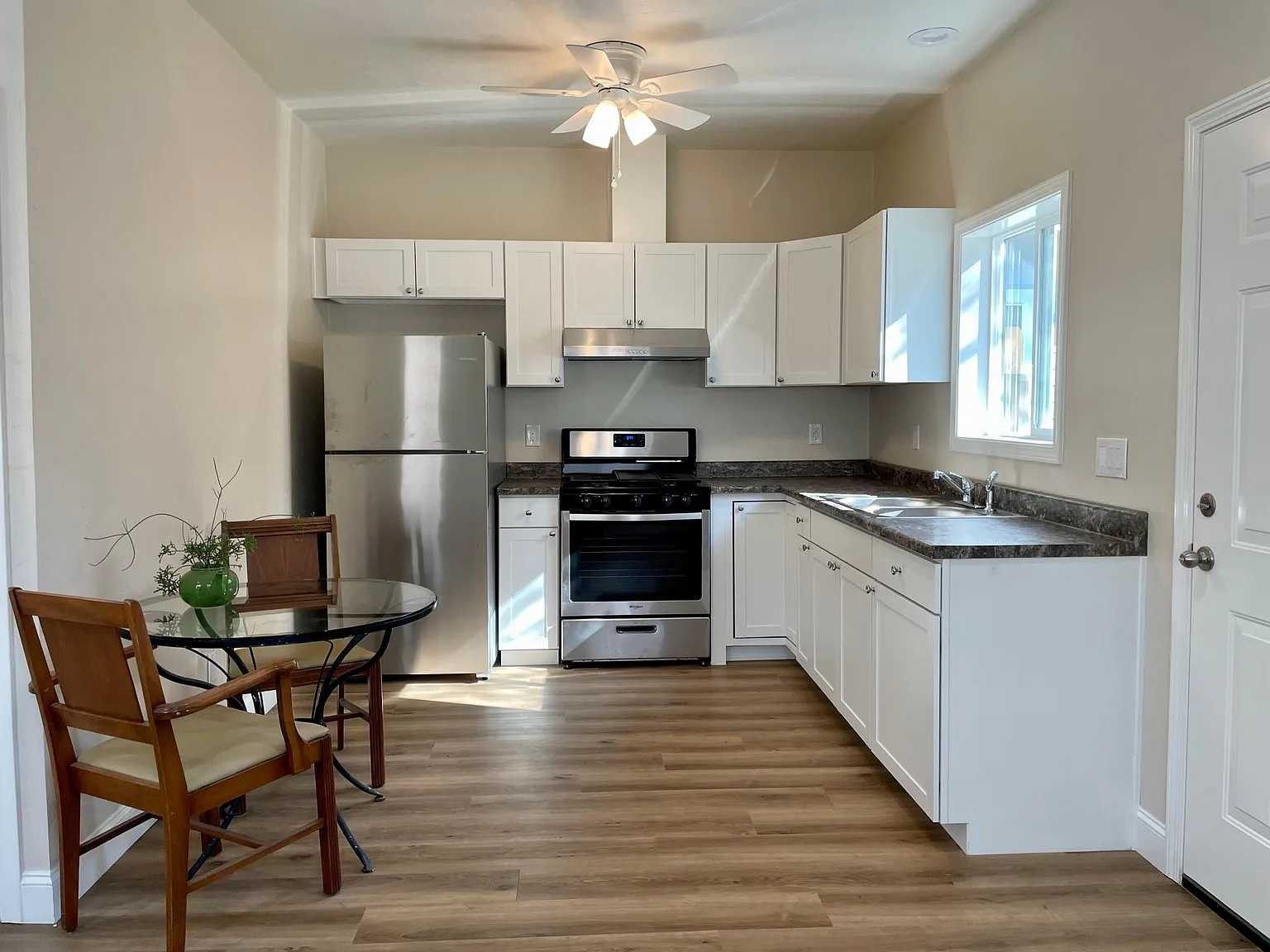 616 W Locust St — Photo 2