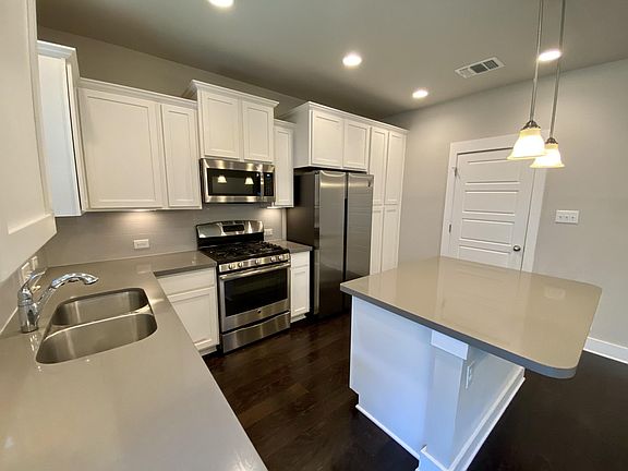 Clean Kitchen Space: Perfect for hosting gatherings with 5-burner gas stove.