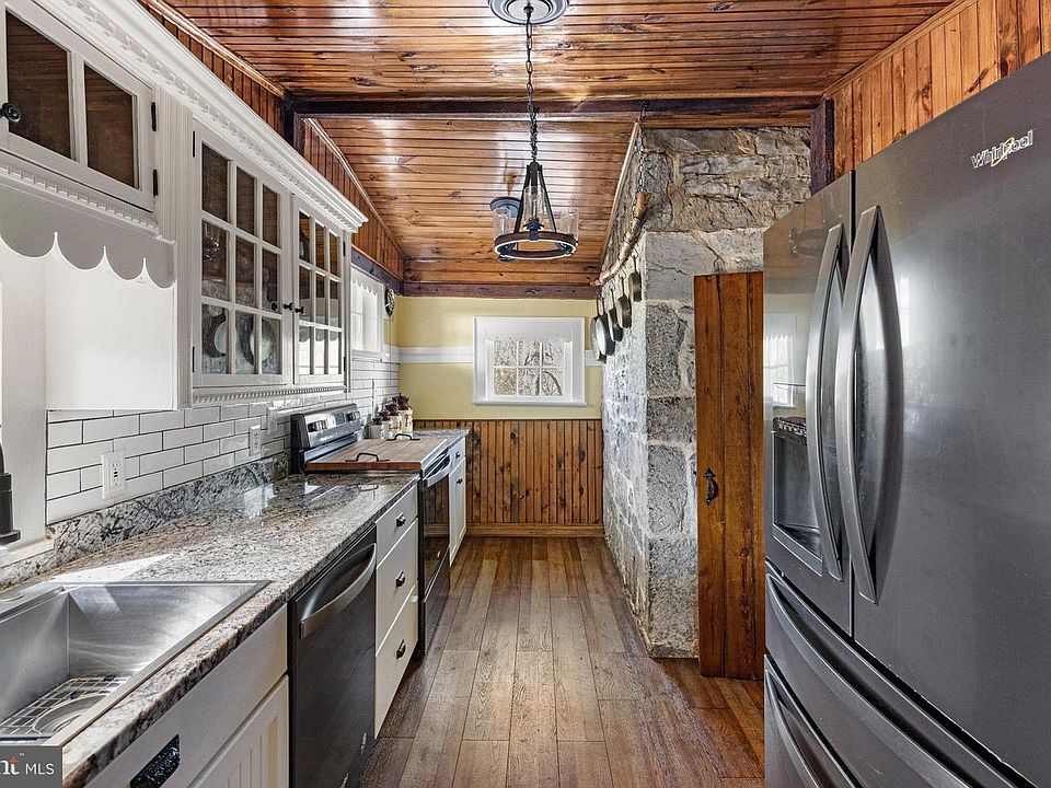 37th image of 989 Swover Creek Rd