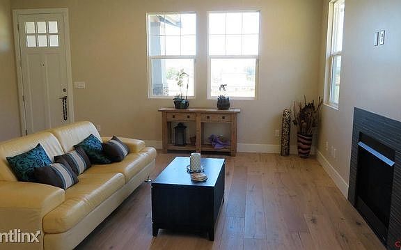 SLOdaisylivingoppositeview