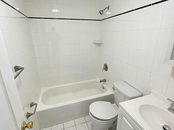 5th image of 141-35 Pershing Cres #A4
