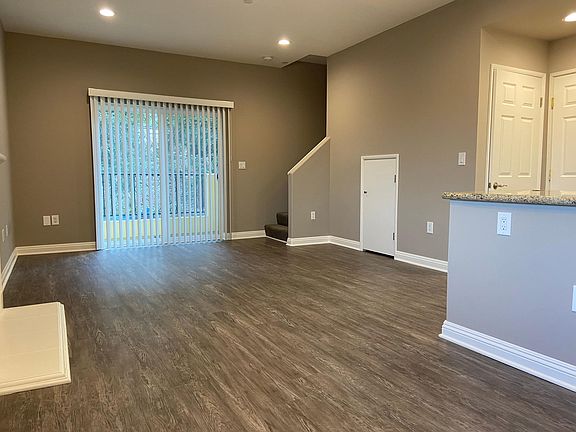 4th image of 22651 Del Valle St APT 4