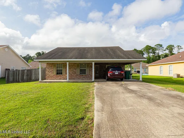 218 Dogwood St, Waveland, MS 39576