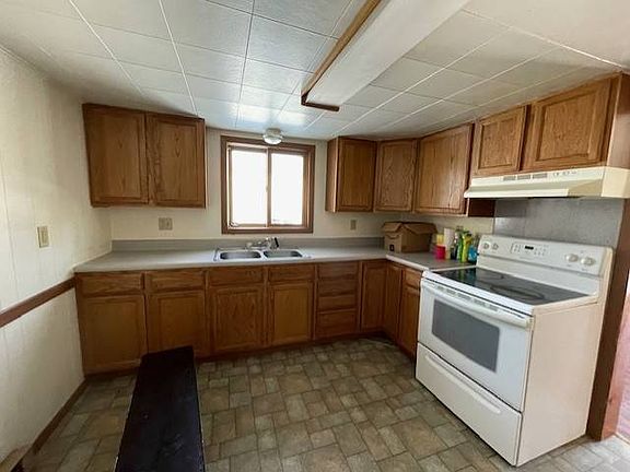 3rd image of 714 4th St NE