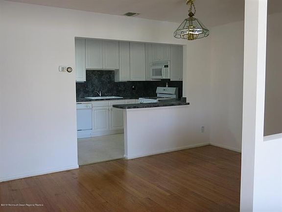 3rd image of 12B Heron St