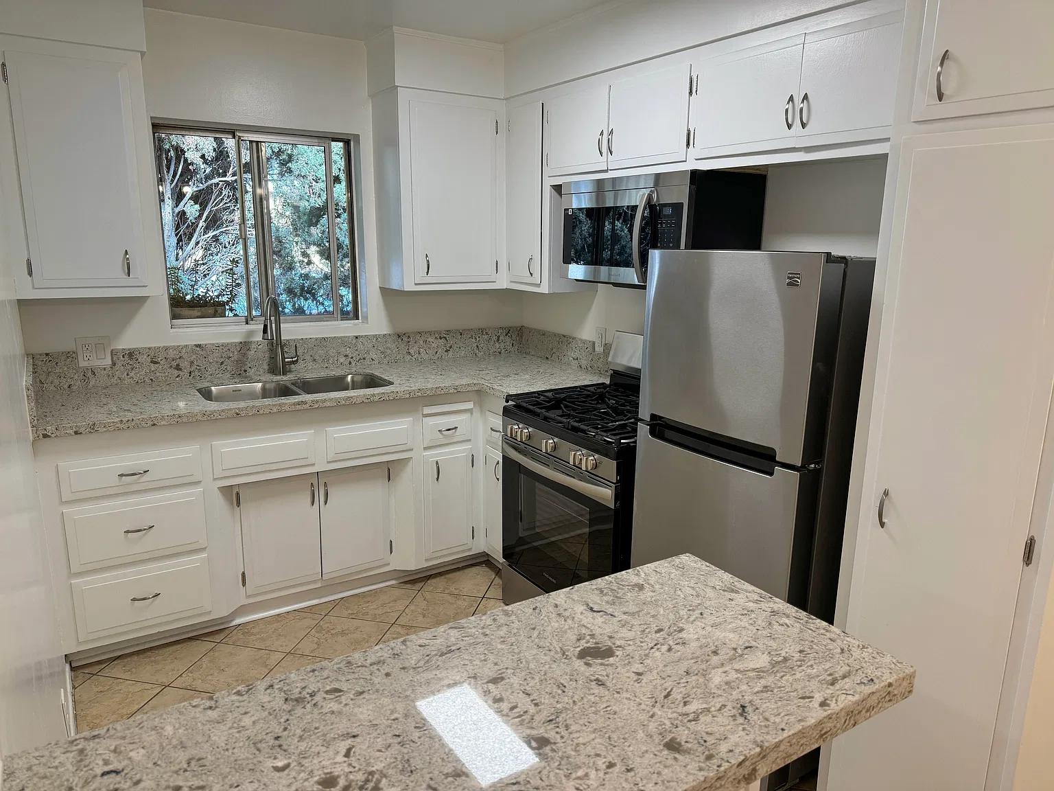 2 bed, $2,850 — Photo 2