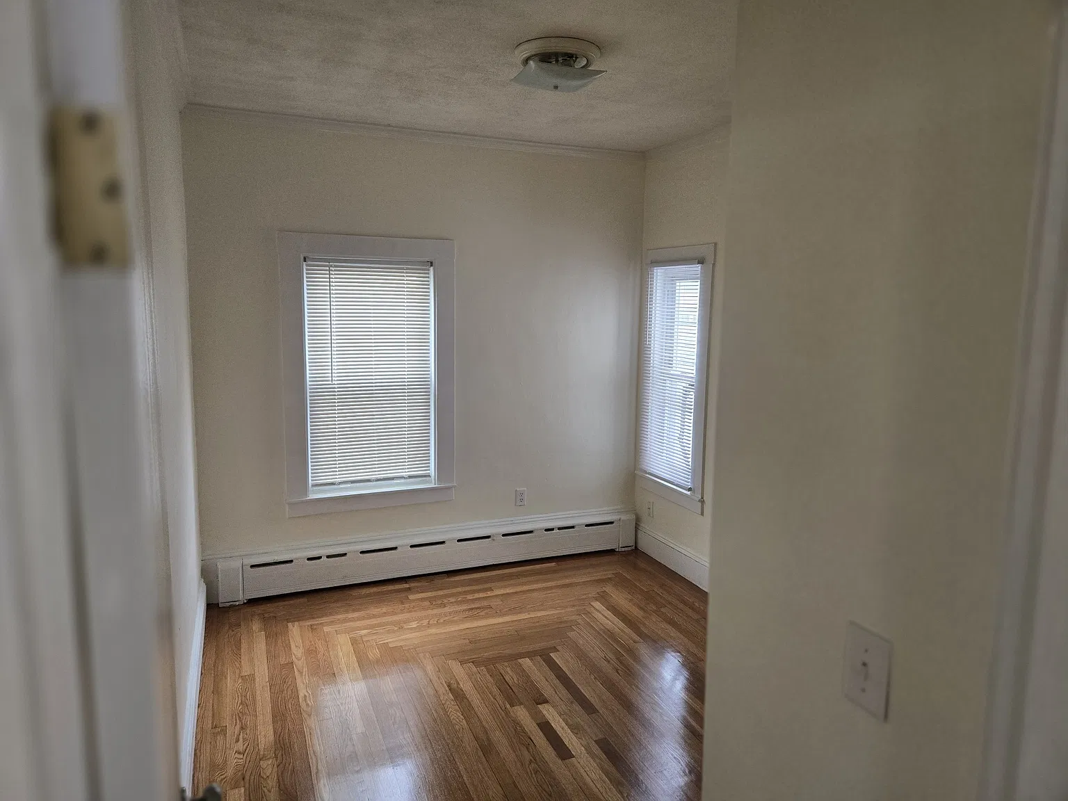 3 bed, 1000 sqft, $2,200 — Photo 2