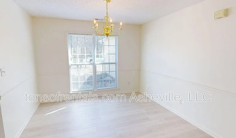 342 Meadow Pathway Dr — Photo 5