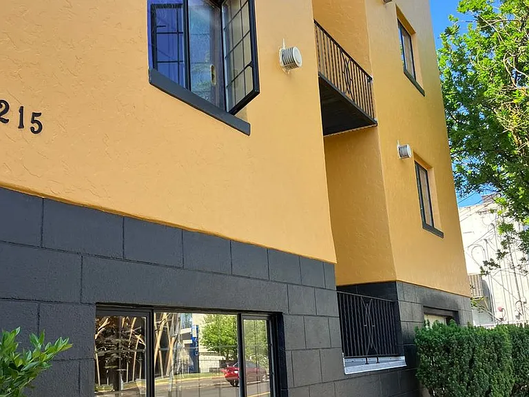 Fontana Court Apartments — Photo 34