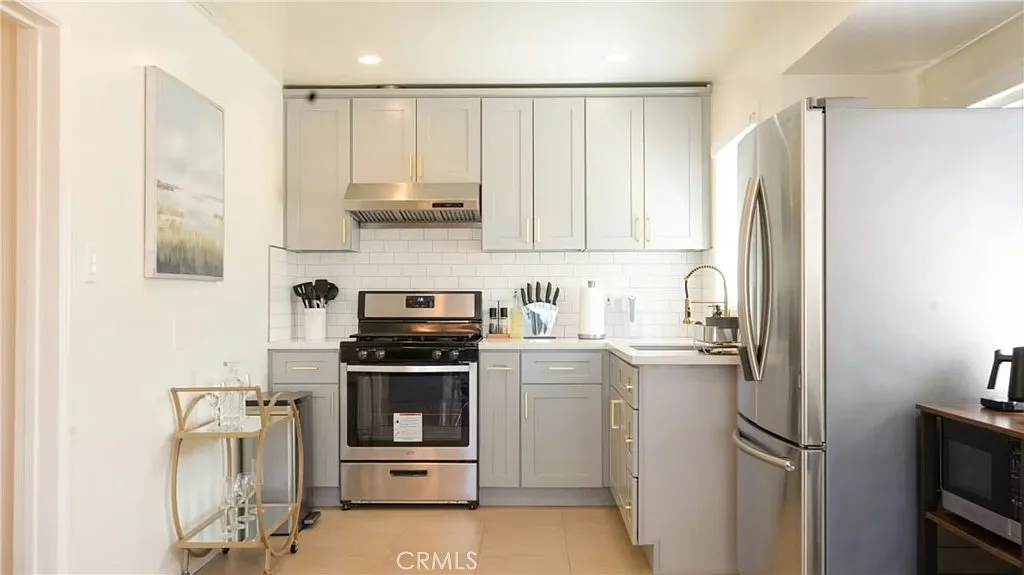 2 bed, 748 sqft, $2,700 — Photo 3