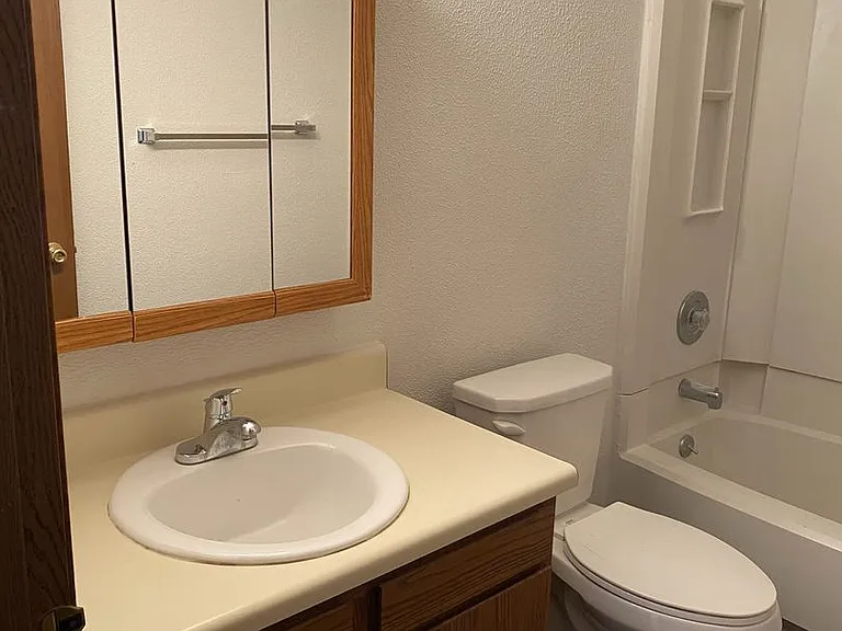 Willow Creek Apartments 1050 — Photo 6