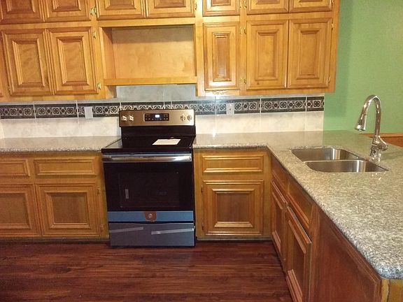 New Stainless & Black Stove, Granite Countertops, Custom Cabinets