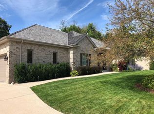 W131N7921 Country Club Ct, Menomonee Falls, WI 53051