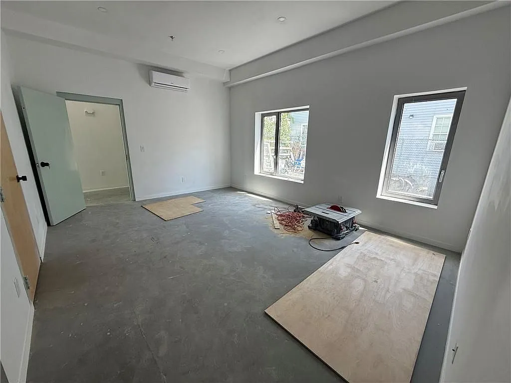 3 bed, 1.0 bath, 800 sqft, $2,000 — Photo 2
