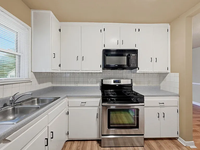 1701 W Elm St — Photo 8