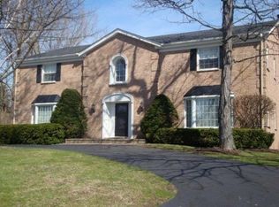 340 W Nokomis Ct, Fox Pt, WI 53217