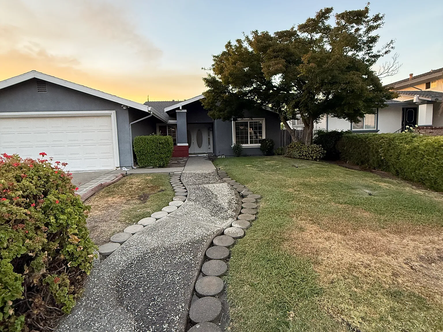 5 bed, 1656 sqft, $2,600 — Photo 2