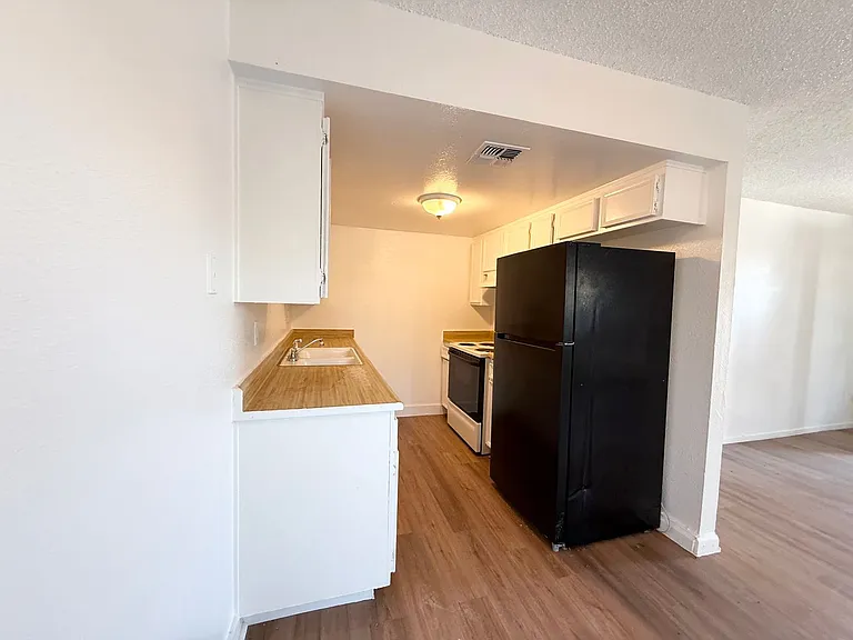 3328 N Marks Ave — Photo 5