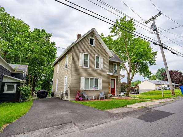 17 Layton St, Lyons, NY 14489