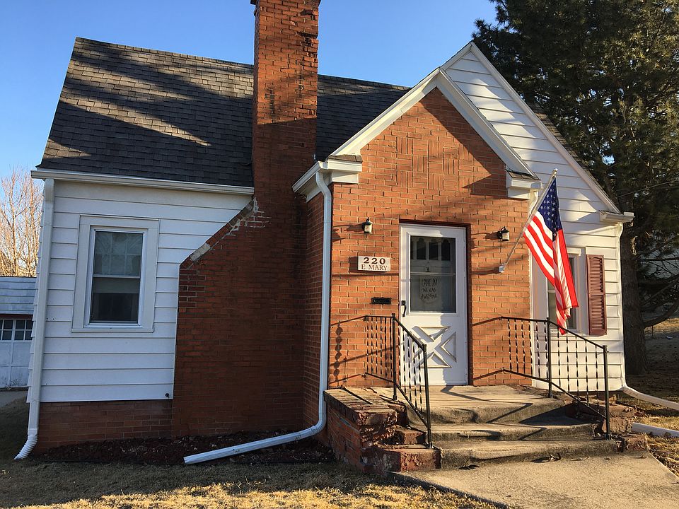 1st image of 220 E Mary St