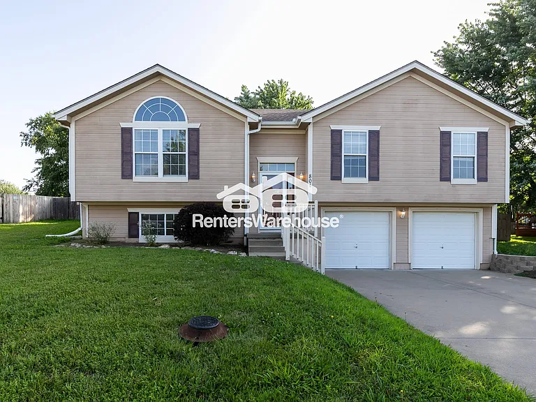 804 Stratford Dr — Photo 2