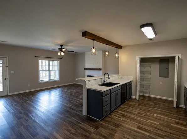 226 Lola Ln APT 102, Pilot Mtn, NC 27041