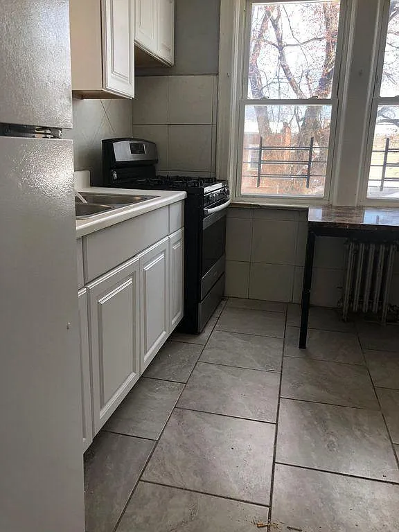 4 bed, 2000 sqft, $4,077 — Photo 1