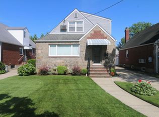 16 Elton Rd N, Stewart Manor, NY 11530