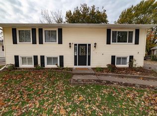 319 6th St, Colona, IL 61241