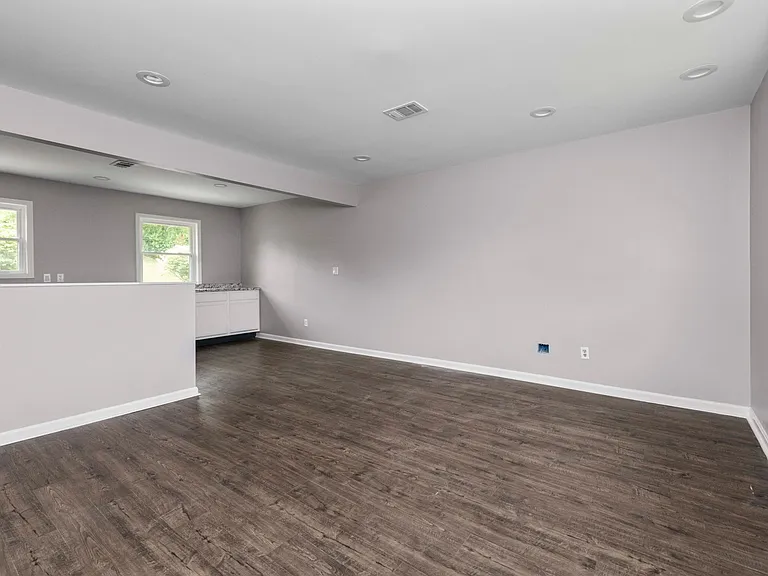 1520 Thames Dr — Photo 5