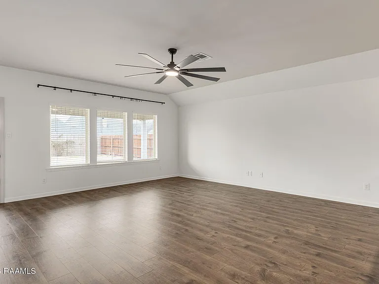 619 Griffiths Ct — Photo 5