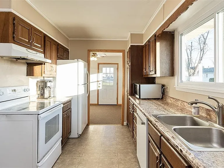 4501 Regal Ave NE — Photo 3