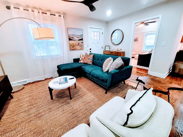 33 Essex Ct — Photo 1